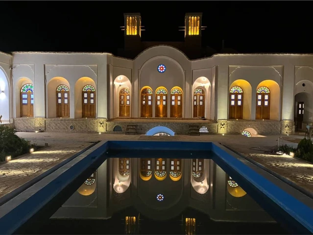 نمای کلی بوتیک هتل افصح الدوله بادرود در شب